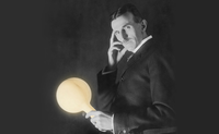 Foto de muestra de Victor sobre Nikola Tesla con bombilla